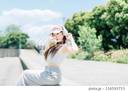 屋外で音楽を聴く若い女の子 116593753