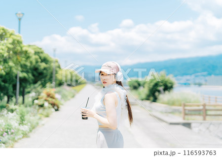 韓国ファッションの若い女の子 116593763