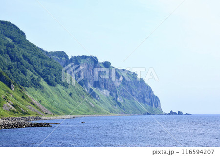 知床羅臼の崩浜から見た知床半島観音岩近く 116594207