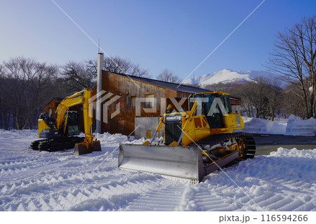 冬季月山の閉鎖された自然博物館と重機 冬季月山の閉鎖された自然博物館と重機 116594266