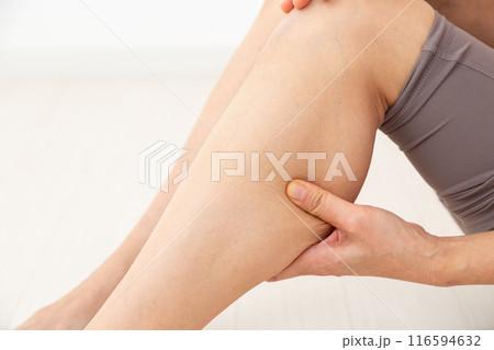 足のふくらはぎをマッサージするミドル女性 116594632