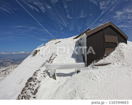 冬季月山の雪に埋もれた月山神社 冬季月山の雪に埋もれた月山神社 116594663