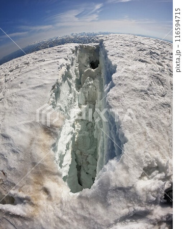 冬季月山の湯殿山頂上のクレバス 冬季月山の湯殿山頂上のクレバス 116594715