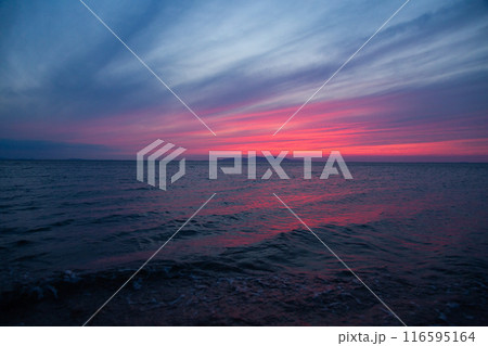 夕暮れの瀬戸内海と小豆島のシルエット 夕暮れの瀬戸内海と小豆島のシルエット 116595164