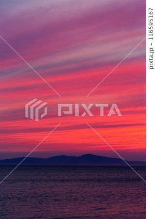 夕暮れの瀬戸内海と小豆島のシルエット 夕暮れの瀬戸内海と小豆島のシルエット 116595167