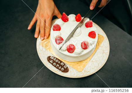 ケーキを切り分ける女性の手 116595256