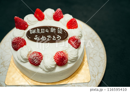 「新築祝い・誕生日おめでとう」プレートのショートケーキ 116595410
