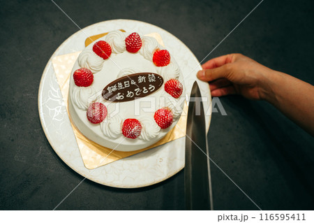 ケーキを切ろうとする女性の手 ケーキを切ろうとする女性の手 116595411