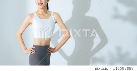 トレーニングでウエストをシェイプアップした女性イメージ　ボディケア　ダイエット 116595889