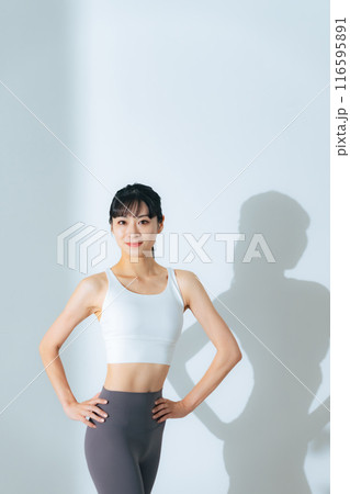 トレーニングでウエストをシェイプアップした女性イメージ　ボディケア　ダイエット 116595891