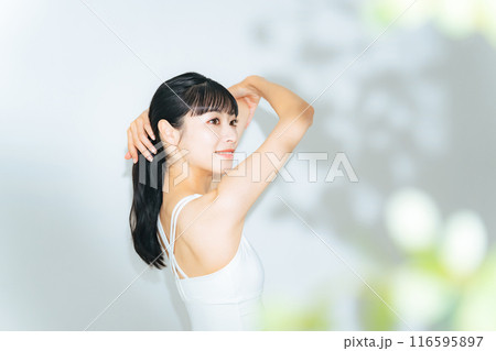 ストレッチする女性イメージ ボディケア ダイエット ストレッチする女性イメージ ボディケア ダイエット 116595897