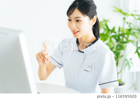 パソコンで作業する医療従事者の女性 パソコンで作業する医療従事者の女性 116595920