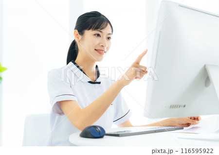 パソコンで作業する医療従事者の女性 パソコンで作業する医療従事者の女性 116595922