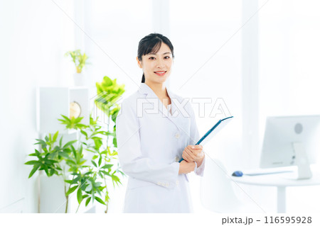 医療施設で働く医療従事者 116595928
