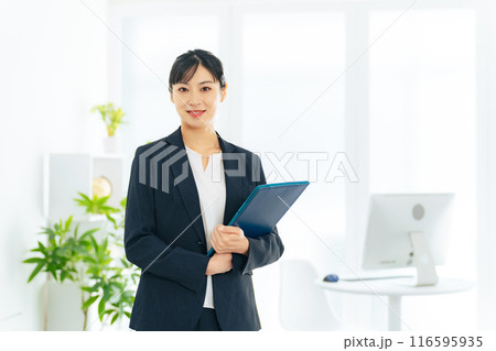 オフィスに立つビジネスウーマン 116595935