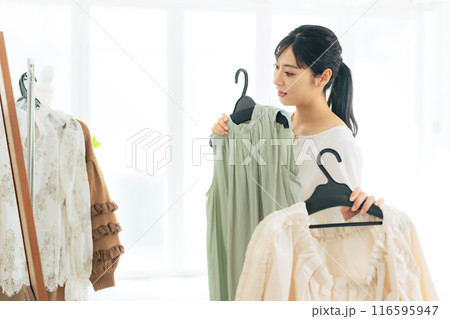 アパレルショップで洋服を選ぶ女性 116595947
