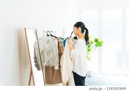アパレルショップで洋服を選ぶ女性 116595949