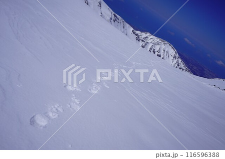 冬季鳥海山の雪原の足跡と稲倉岳 116596388