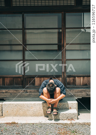 古民家の縁側で座り込む男の子 116596717