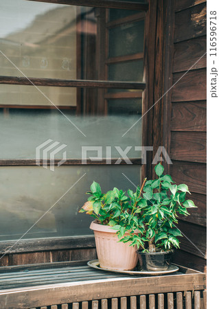 古民家の軒下に置かれた植木鉢 116596718