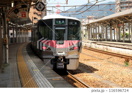 広島県尾道市JR尾道駅に停車する普通列車 116596724