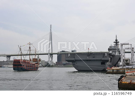 ヘリコプター搭載護衛艦「いずも」大阪港着岸 ヘリコプター搭載護衛艦「いずも」大阪港着岸 116596749