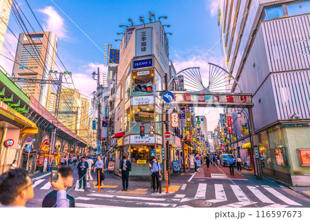 日本の東京都市景観 7月。新橋駅(烏森口)前や新橋西口通りなどを望む=3日 日本の東京都市景観 7月。新橋駅(烏森口)前や新橋西口通りなどを望む=3日 116597673