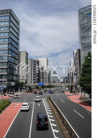 国道246号 宮益坂上交差点と青山通り沿いのビル群と街並み 東京都渋谷区 国道246号 宮益坂上交差点と青山通り沿いのビル群と街並み 東京都渋谷区 116598025