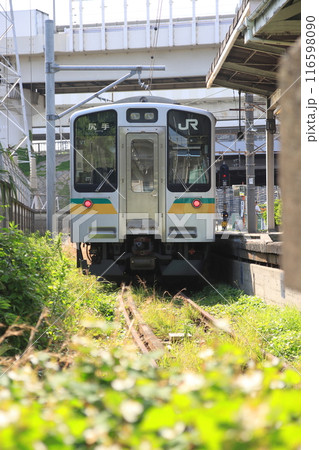 レトロな雰囲気が漂う浜川崎駅に停車中の南武支線E127-0系電車_2024/6/1撮影 116598090