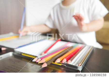 お絵描きする女の子 お絵描きする女の子 116598150