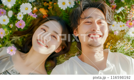 花畑に寝転ぶ幸せそうな若い男女のカップル 花畑に寝転ぶ幸せそうな若い男女のカップル 116598192