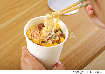 カップラーメンを食べる若い女性 116598867