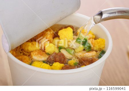 未調理のカップラーメンに熱湯を注ぐシーン 未調理のカップラーメンに熱湯を注ぐシーン 116599041