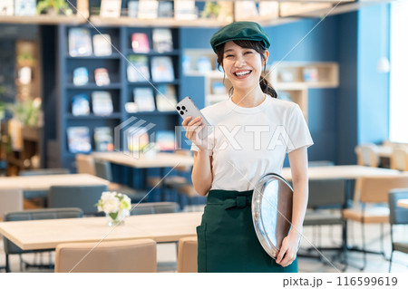 カフェで働く若い女性　撮影協力：Creadisce（丸善雄松堂株式会社） 116599619