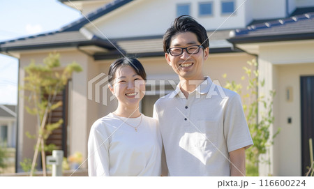 自宅の前で仲良く笑顔で寄り添う若い夫婦 自宅の前で仲良く笑顔で寄り添う若い夫婦 116600224