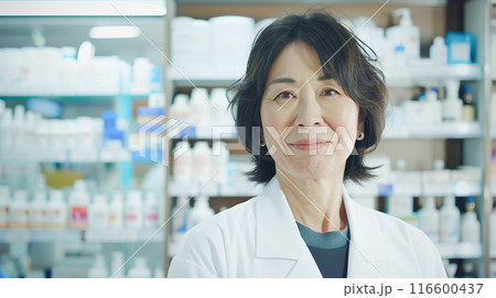薬局で働くベテランの女性薬剤師 116600437