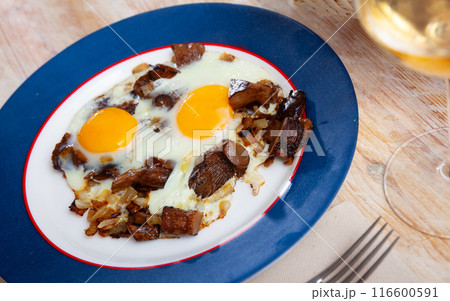Scrambled eggs with mushrooms Scrambled eggs with mushrooms 116600591