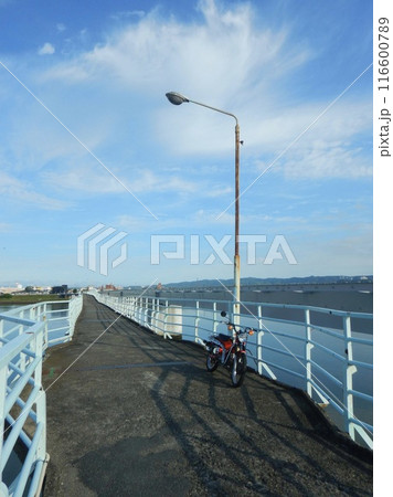 狭い橋の上のバイク  狭い橋の上のバイク  116600789