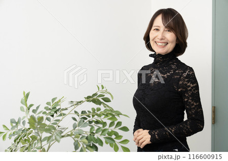 黒いメッシュの服を着て微笑む女性 黒いメッシュの服を着て微笑む女性 116600915