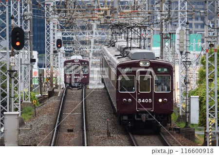 阪急電鉄　京都線　淀川を越える　マルーン色の電車 116600918