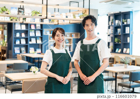 カフェで働く若い男女　撮影協力：Creadisce（丸善雄松堂株式会社） 116601079