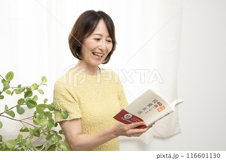 投資の本を読む女性 投資の本を読む女性 116601130