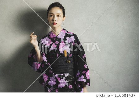 黒い浴衣の女性 116601437