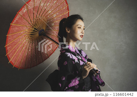 黒い浴衣の女性 116601442