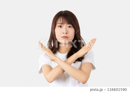 手でバツのポーズをする日本人女性 116601590