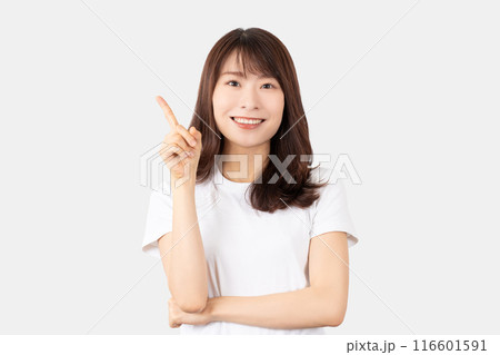 人差し指を立てて案内する笑顔の日本人女性 116601591