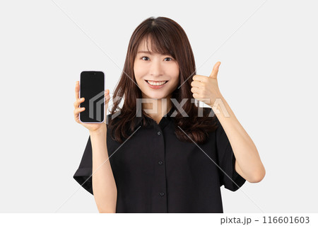 スマホを持っていいね!のポーズをする笑顔の日本人女性 スマホを持っていいね!のポーズをする笑顔の日本人女性 116601603
