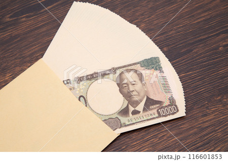 封筒からたくさんの一万円札（新紙幣） 116601853