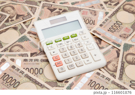 大量の一万円札(新紙幣)と電卓 大量の一万円札(新紙幣)と電卓 116601876