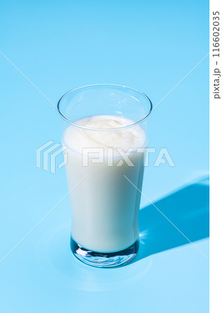 水色の背景にバニラシェイク 116602035